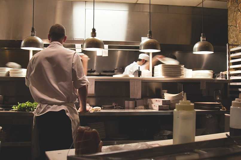 cocineros trabajando en restaurante