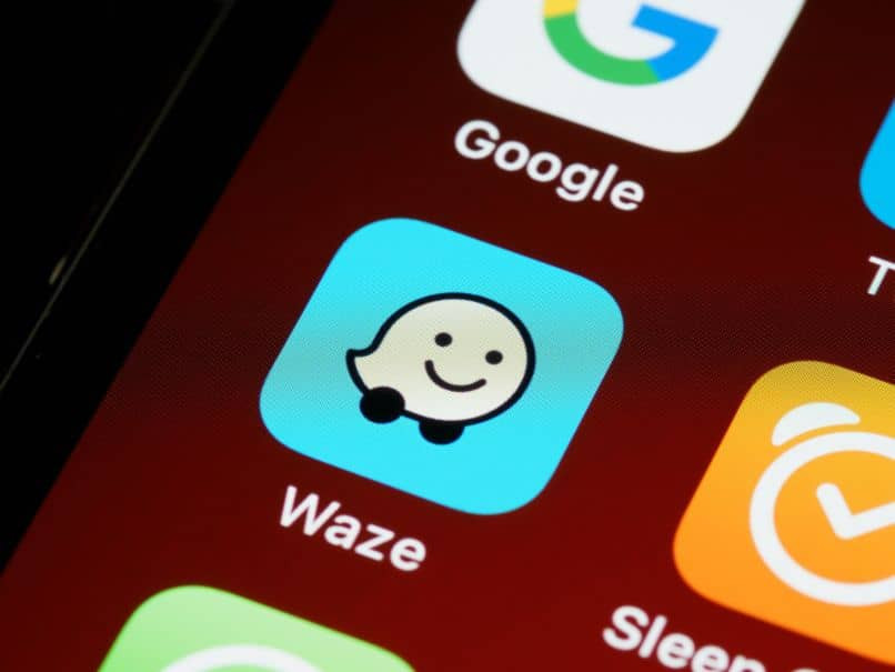 Aplicación Waze en el menú del teléfono inteligente