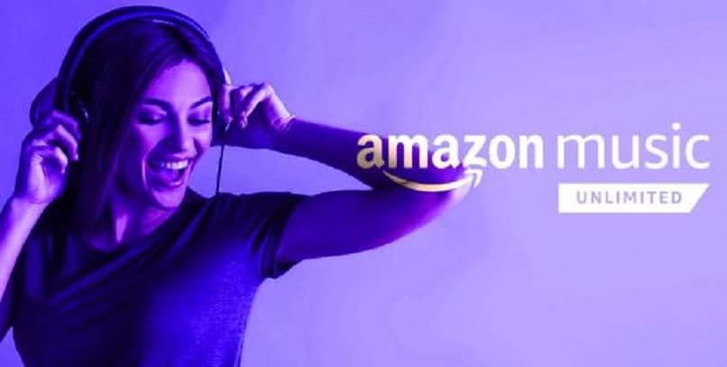 Chica disfrutando de música ilimitada de Amazon Music en auriculares 