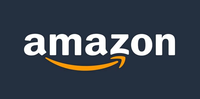 Amazon letras blancas fondo negro