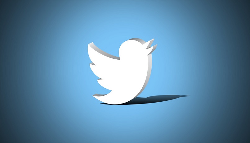 Logotipo de Twitter sobre fondo azul.