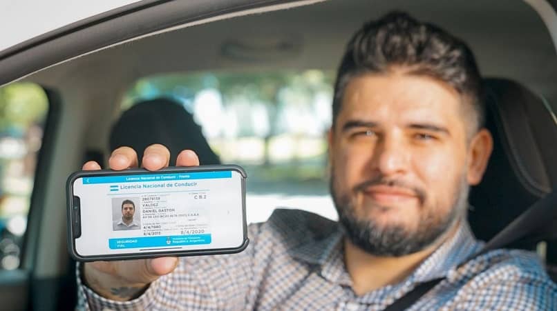 Licencia de conducir de teléfono de identificación masculina