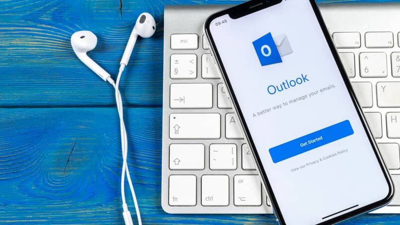 Teléfono móvil con aplicación de Outlook