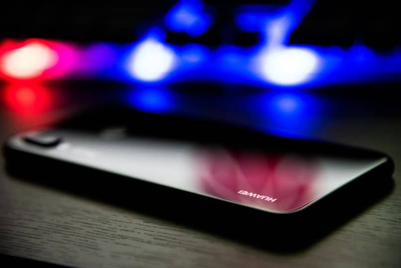 Teléfono inteligente Huawei iluminado