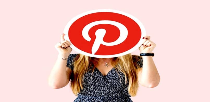 Mujer con logotipo de Pinterest
