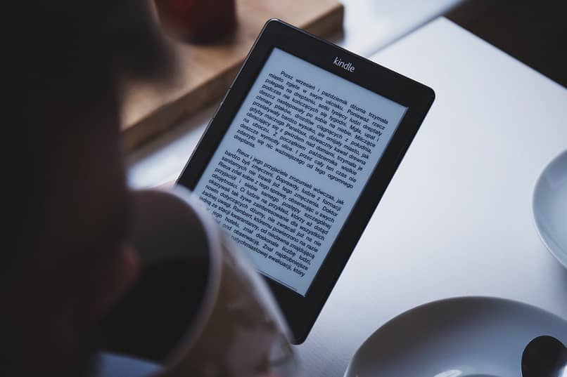 Personas leyendo libros en Amazon Kindle